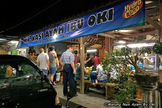 Suasana Makan Bu Oki